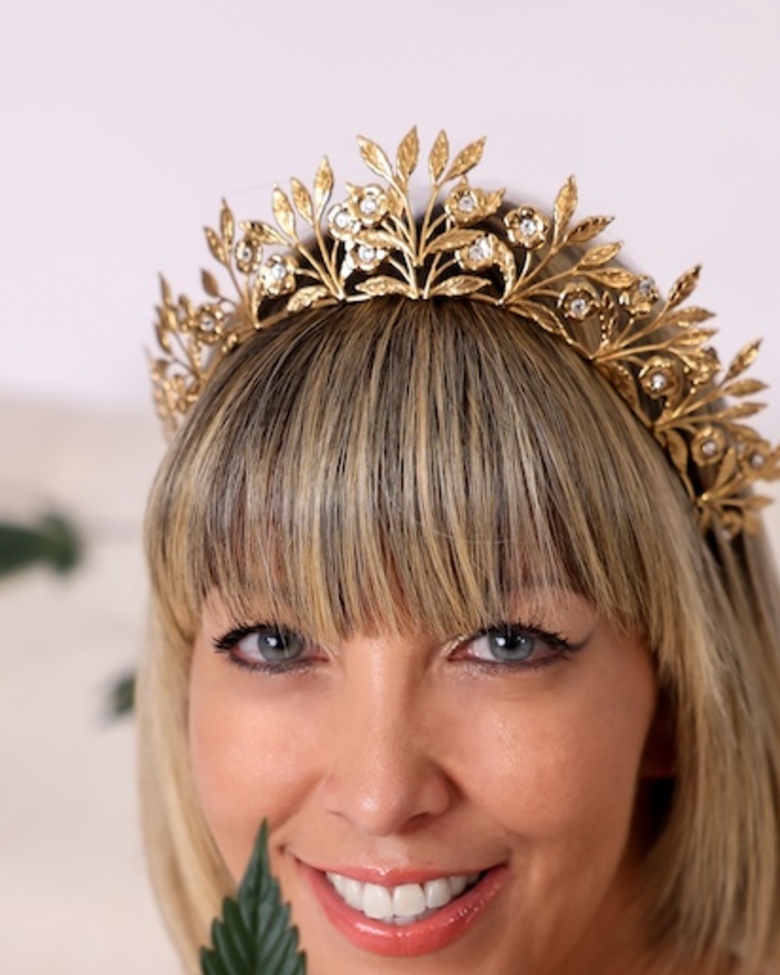 Sheira Cruz Montes, fundadora de Elevalas, con corona dorada